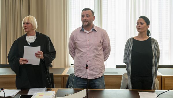 Lutz Bachmann (C), co-founder of Germany's xenophobic and anti-Islamic PEGIDA movement (Patriotic Europeans Against the Islamisation of the Occident), stands between his lawyer Katja Reichel (L) and his wife Vicky Bachmann (R) as he waits for the continuation of his trial on May 3, 2016 in Dresden, eastern Germany - Sputnik International