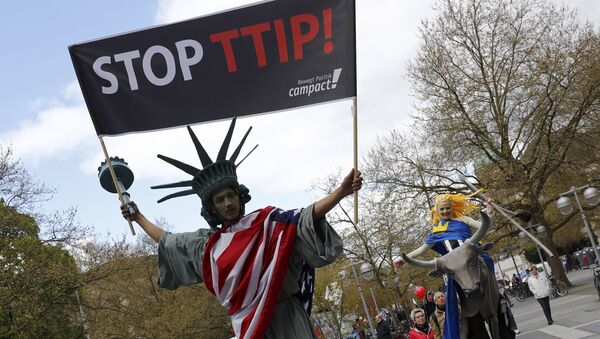Protesters depicting Statue of Liberty (L) and Europa on the bull take part in a demonstration against Transatlantic Trade and Investment Partnership (TTIP) free trade agreement ahead of US President Barack Obama's visit in Hanover, Germany April 23, 2016. - Sputnik International