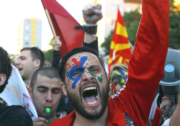 A demonstrator is seen with his face painted in support of a colorful revolution during a protest against the government, in front of the EU office in Skopje, Macedonia April 21, 2016. A demonstrator is seen with his face painted in support of a colorful revolution during a protest against the government, in front of the EU office in Skopje, Macedonia April 21, 2016. - Sputnik International