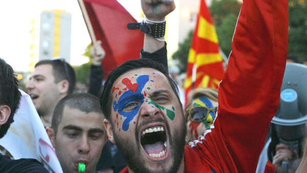 A demonstrator is seen with his face painted in support of a colorful revolution during a protest against the government, in front of the EU office in Skopje, Macedonia April 21, 2016. - Sputnik International