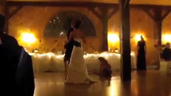 Bridesmaid Falls during Wedding First Dance - Sputnik International