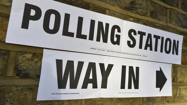 A sign on a wall points to the entrance of a polling station for the London mayoral elections, in west London, Britain May 5, 2016 - Sputnik International