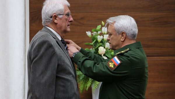 Jean-Claude Mague, left, a French citizen, during the presentation of his family military awards - the National Order of the Legion of Honor and the Military Cross - to the parents of Hero of Russia Alexander Prokhorenko, who was killed in Syria. The ceremony took place at the Russian Defense Ministry. - Sputnik International
