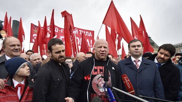 Russian American heavyweight mixed martial artist Jeff Monson (C) speaks as he attends a wreath-laying ceremony to Soviet state founder Vladimir Lenin's mausoleum marking his birthday at Red Square in Moscow on April 22, 2016. - Sputnik International