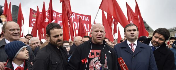 Russian American heavyweight mixed martial artist Jeff Monson (C) speaks as he attends a wreath-laying ceremony to Soviet state founder Vladimir Lenin's mausoleum marking his birthday at Red Square in Moscow on April 22, 2016. - Sputnik International
