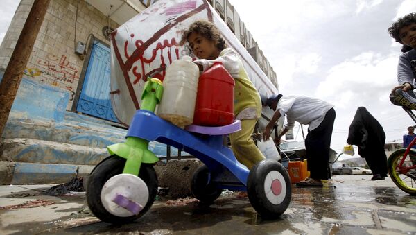 A girl transports jerrycans with clean water on her tricycle, after filling up from a donated source amid a shortage of water supply, in Yemen's capital Sanaa, April 14, 2016. - Sputnik International