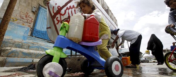 A girl transports jerrycans with clean water on her tricycle, after filling up from a donated source amid a shortage of water supply, in Yemen's capital Sanaa, April 14, 2016. A girl transports jerrycans with clean water on her tricycle, after filling up from a donated source amid a shortage of water supply, in Yemen's capital Sanaa, April 14, 2016. - Sputnik International