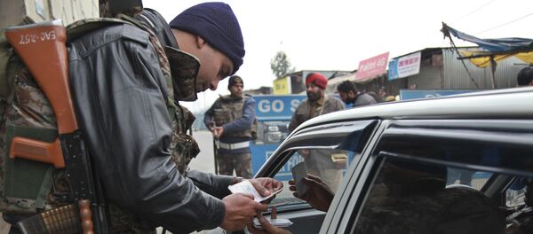 Indian security personnel check people entering an airbase in Pathankot, India, Monday, Jan. 4, 2016. - Sputnik International