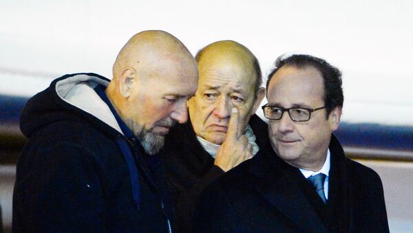 Serge Lazarevic (L), France's last remaining hostage, French President Francois Hollande (R) and French Defence Minister Jean-Yes Le Drian walk on the tarmac after Lazarevic landed in a French Republic plane at the Villacoublay military base near Paris on December 10, 2014 - Sputnik International