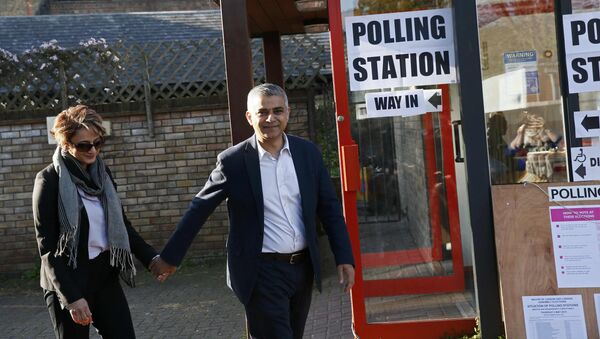 Sadiq Khan, Britain's Labour Party candidate for Mayor of London and his wife Saadiya leave after casting their votes for the London mayoral elections at a polling station in south London Britain May 5, 2016 - Sputnik International