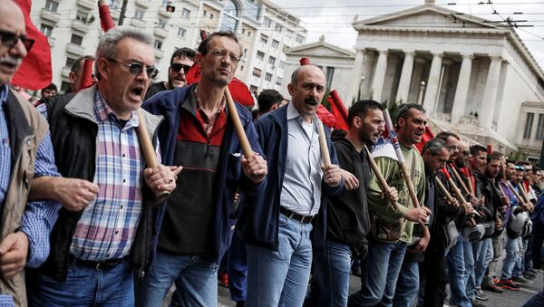 Members of the communist-affiliated PAME union shout slogans during a 48-hour general strike against tax and pension reforms in Athens, Greece, May 6, 2016. - Sputnik International