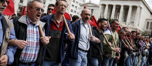 Members of the communist-affiliated PAME union shout slogans during a 48-hour general strike against tax and pension reforms in Athens, Greece, May 6, 2016. - Sputnik International