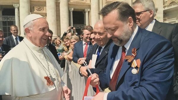A Communist member of the Russian parliament has congratulated Pope Francis on the upcoming Victory Day and presented the Pontiff with a St. George ribbon, a widely recognized military symbol in Russia. - Sputnik International