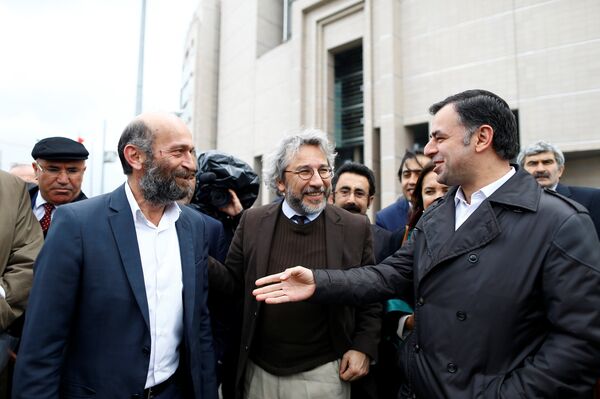 Can Dundar (C), editor-in-chief of Cumhuriyet, accompanied by his Ankara bureau chief Erdem Gul (L) arrive at the Justice Palace in Istanbul, Turkey May 6, 2016. Can Dundar (C), editor-in-chief of Cumhuriyet, accompanied by his Ankara bureau chief Erdem Gul (L) arrive at the Justice Palace in Istanbul, Turkey May 6, 2016. - Sputnik International