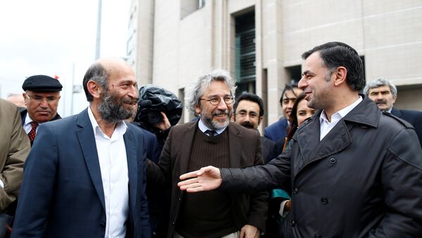 Can Dundar (C), editor-in-chief of Cumhuriyet, accompanied by his Ankara bureau chief Erdem Gul (L) arrive at the Justice Palace in Istanbul, Turkey May 6, 2016. - Sputnik International