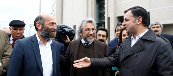 Can Dundar (C), editor-in-chief of Cumhuriyet, accompanied by his Ankara bureau chief Erdem Gul (L) arrive at the Justice Palace in Istanbul, Turkey May 6, 2016. Can Dundar (C), editor-in-chief of Cumhuriyet, accompanied by his Ankara bureau chief Erdem Gul (L) arrive at the Justice Palace in Istanbul, Turkey May 6, 2016. - Sputnik International
