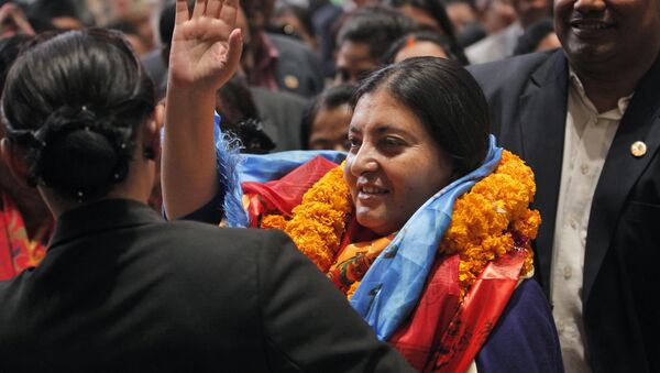 Bidhya Devi Bhandari of the Communist Party of Nepal Unified Marxist-Leninist waves her hand. - Sputnik International
