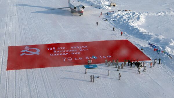 Victory banner unveiled at North Pole - Sputnik International