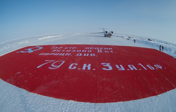 Victory banner unveiled at North Pole - Sputnik International