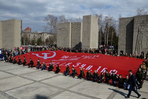 Handing over copy of Victory Banner to Novosibirsk Region - Sputnik International