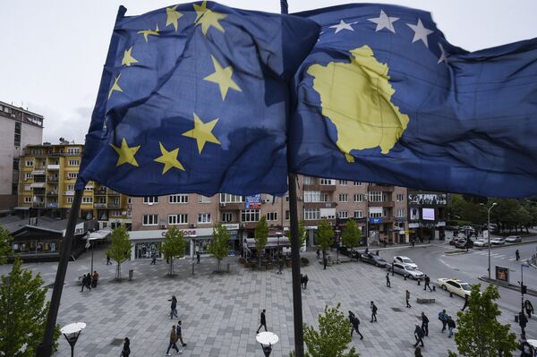 Kosovar Albanians walk under the EU and Kosovo flags in the main square of Pristina on May 4, 2016. Kosovar Albanians walk under the EU and Kosovo flags in the main square of Pristina on May 4, 2016. - Sputnik International