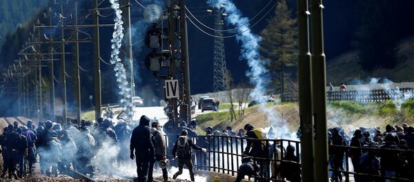 Demonstrators take part in a protest against a plan to restrict access through the Brenner Pass between Italy and Austria, in Brenner, Italy, May 7, 2016. Demonstrators take part in a protest against a plan to restrict access through the Brenner Pass between Italy and Austria, in Brenner, Italy, May 7, 2016. - Sputnik International
