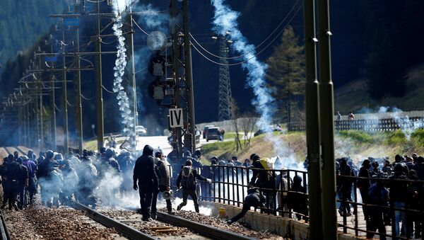 Demonstrators take part in a protest against a plan to restrict access through the Brenner Pass between Italy and Austria, in Brenner, Italy, May 7, 2016. - Sputnik International