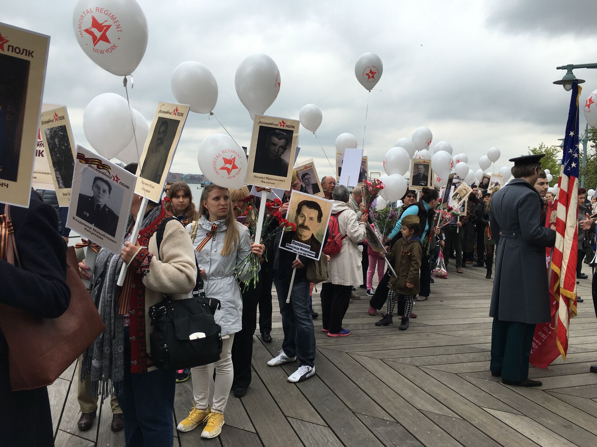 Participant's in Immortal Regiment commemoration activities in New York gather for a march - Sputnik International, 1920, 10.05.2022