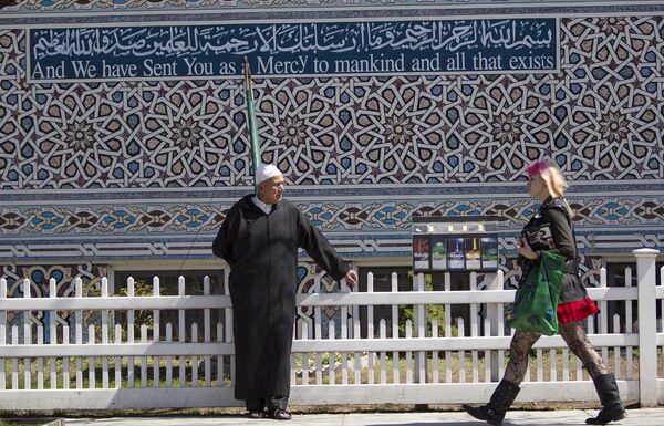 A Muslim man stands outside the Islamic Society of Boston mosque in Cambridge as a pedestrian walks by (File) A Muslim man stands outside the Islamic Society of Boston mosque in Cambridge as a pedestrian walks by (File) - Sputnik International