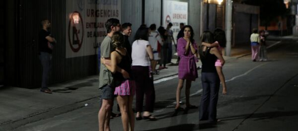 People wait outside their homes after a tremor was felt in Mexico City, Mexico May 8, 2016 People wait outside their homes after a tremor was felt in Mexico City, Mexico May 8, 2016 - Sputnik International