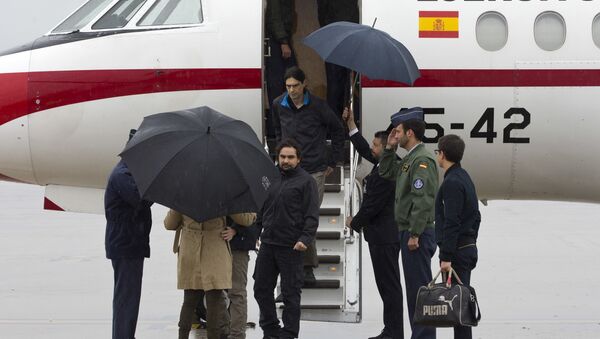 In this photo made available by Presidencia del Gobierno on Sunday, May 8, 2016, Spanish journalists Jose Manuel Lopez and Angel Sastre, center, arrive at the Torrejon military airbase in Madrid, Spain - Sputnik International