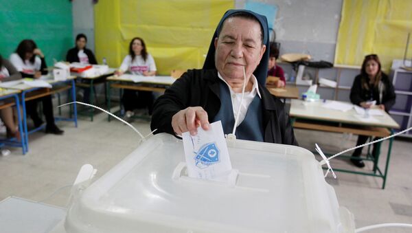 A nun casts her ballot at a polling station in Zahle during Lebanon's Bekaa municipal elections, May 8, 2016 - Sputnik International