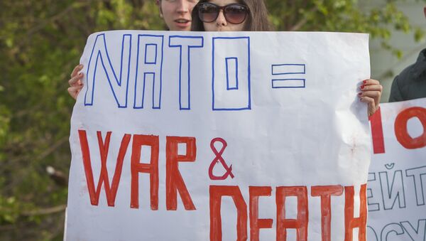 Moldovan youngsters hold anti-NATO banners during a protest staged by Moldova’s opposition in the border town of Sculeni, Moldova, Tuesday, May 3, 2016 against the May 3-20 joint US-Moldovan military exercises as less than 20 percent of Moldovans want to join the military alliance - Sputnik International