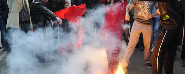 Supporters of nationalist parties burn red flags during a protest in Lviv, eastern Ukraine, during a Victory day celebration marking the anniversary of the end of WWII on May 9, 2011 - Sputnik International