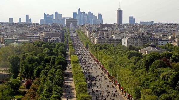 People walk on the car-free Champs-Elysees avenue in Paris, France, May 8, 2016 - Sputnik International