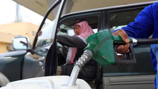 An employee fills a container with diesel at a gas station in Riyadh. - Sputnik International
