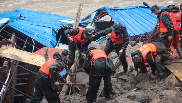 Paramilitary policemen search for missing people at the site of a landslide in Sanming, Fujian province, China, May 8, 2016. - Sputnik International