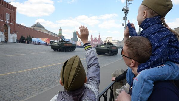Spectators look at the rehearsal of the May 9 Victory Day Parade in Moscow - Sputnik International