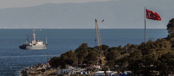 A Russian military intelligence ship, which leads a group of Russian warships, unseen, sails through the Bosporus in Istanbul, Turkey (File) - Sputnik International