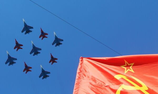 Sukhoi Su-27 twin-engine supermaneuverable fighter aircraft during the 71st Victory Day Parade in Moscow Sukhoi Su-27 twin-engine supermaneuverable fighter aircraft during the 71st Victory Day Parade in Moscow - Sputnik International