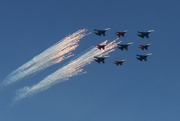 Sukhoi Su-27 Flanker fighters of the Russian Knights aerobatic team and Mikoyan-Gurevich MiG-29 Fulcrum fighters of the Swifts aerobatic team at the military parade to mark the 71st anniversary of Victory in the 1941-1945 Great Patriotic War Sukhoi Su-27 Flanker fighters of the Russian Knights aerobatic team and Mikoyan-Gurevich MiG-29 Fulcrum fighters of the Swifts aerobatic team at the military parade to mark the 71st anniversary of Victory in the 1941-1945 Great Patriotic War - Sputnik International