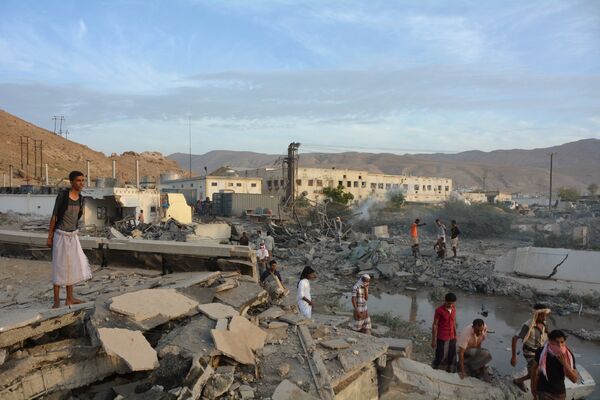 People inspect damage at a site hit by Saudi-led air strikes in the al Qaeda-held port of Mukalla city in southern Yemen April 24, 2016 People inspect damage at a site hit by Saudi-led air strikes in the al Qaeda-held port of Mukalla city in southern Yemen April 24, 2016 - Sputnik International