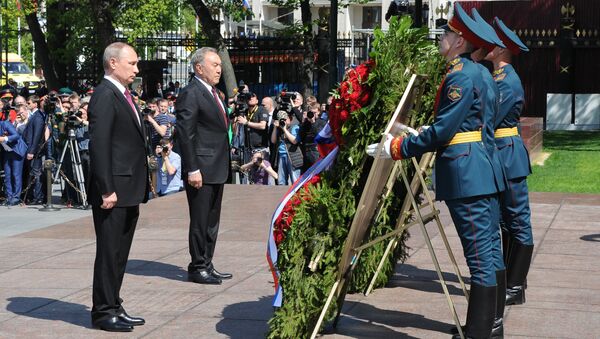 Russian President Vladimir Putin and Kazakh President Nursultan Nazarbayev at the ceremony of laying wreaths at the Tomb of the Unknown Soldier in Alexander Garden - Sputnik International