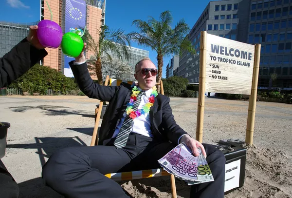An activist takes part in a demonstration outside the European Commission (EC) headquarters ahead of statements by the EC on the effectiveness of existing measures against tax evasion and money-laundering in light of the recent Panama Paper revelations, in Brussels, Belgium, April 12, 2016. An activist takes part in a demonstration outside the European Commission (EC) headquarters ahead of statements by the EC on the effectiveness of existing measures against tax evasion and money-laundering in light of the recent Panama Paper revelations, in Brussels, Belgium, April 12, 2016. - Sputnik International