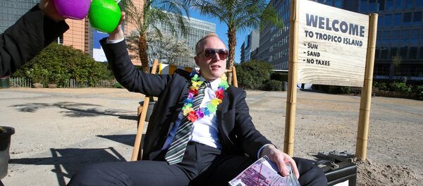 An activist takes part in a demonstration outside the European Commission (EC) headquarters ahead of statements by the EC on the effectiveness of existing measures against tax evasion and money-laundering in light of the recent Panama Paper revelations, in Brussels, Belgium, April 12, 2016. - Sputnik International