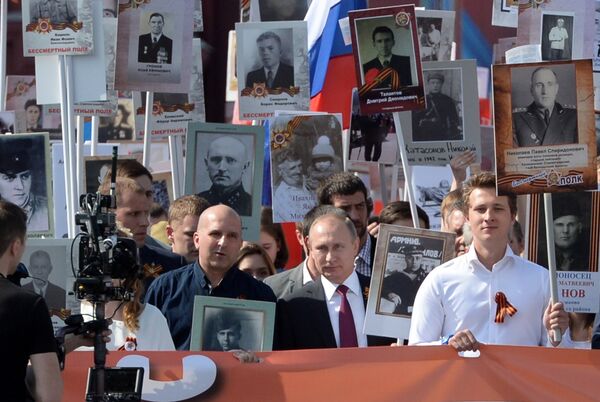 Russian President Vladimir Putin taking part in the 'Immortal Regiment' march in central Moscow - Sputnik International