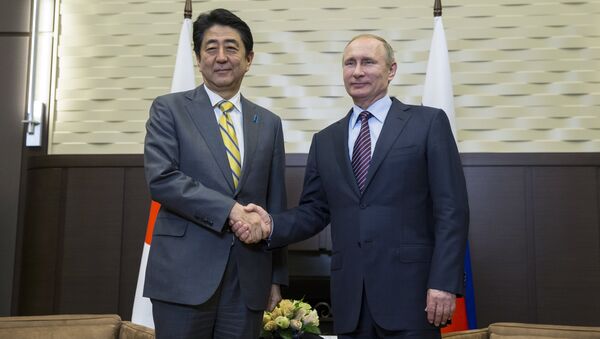 Russian President Vladimir Putin (R) shakes hands with Japanese Prime Minister Shinzo Abe during a meeting at the Bocharov Ruchei state residence in Sochi on May 6, 2016 - Sputnik International