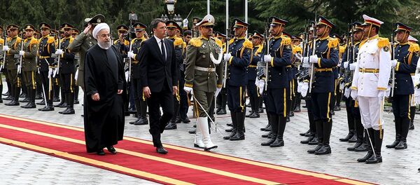 Iran's President Hassan Rouhani (L) reviews the honour guard with Italian Prime Minister Matteo Renzi during an official welcoming ceremony in Tehran, Iran, April 12, 2016 Iran's President Hassan Rouhani (L) reviews the honour guard with Italian Prime Minister Matteo Renzi during an official welcoming ceremony in Tehran, Iran, April 12, 2016 - Sputnik International