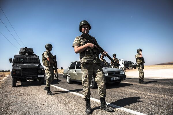 Turkish soldiers stand near the Turkey-Syrian border post in Sanliurfa, on September 4, 2015. - Sputnik International