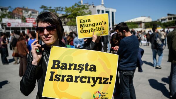 A campaigner holds a placard reading  We want peace!  during a rally in Istanbul. - Sputnik International
